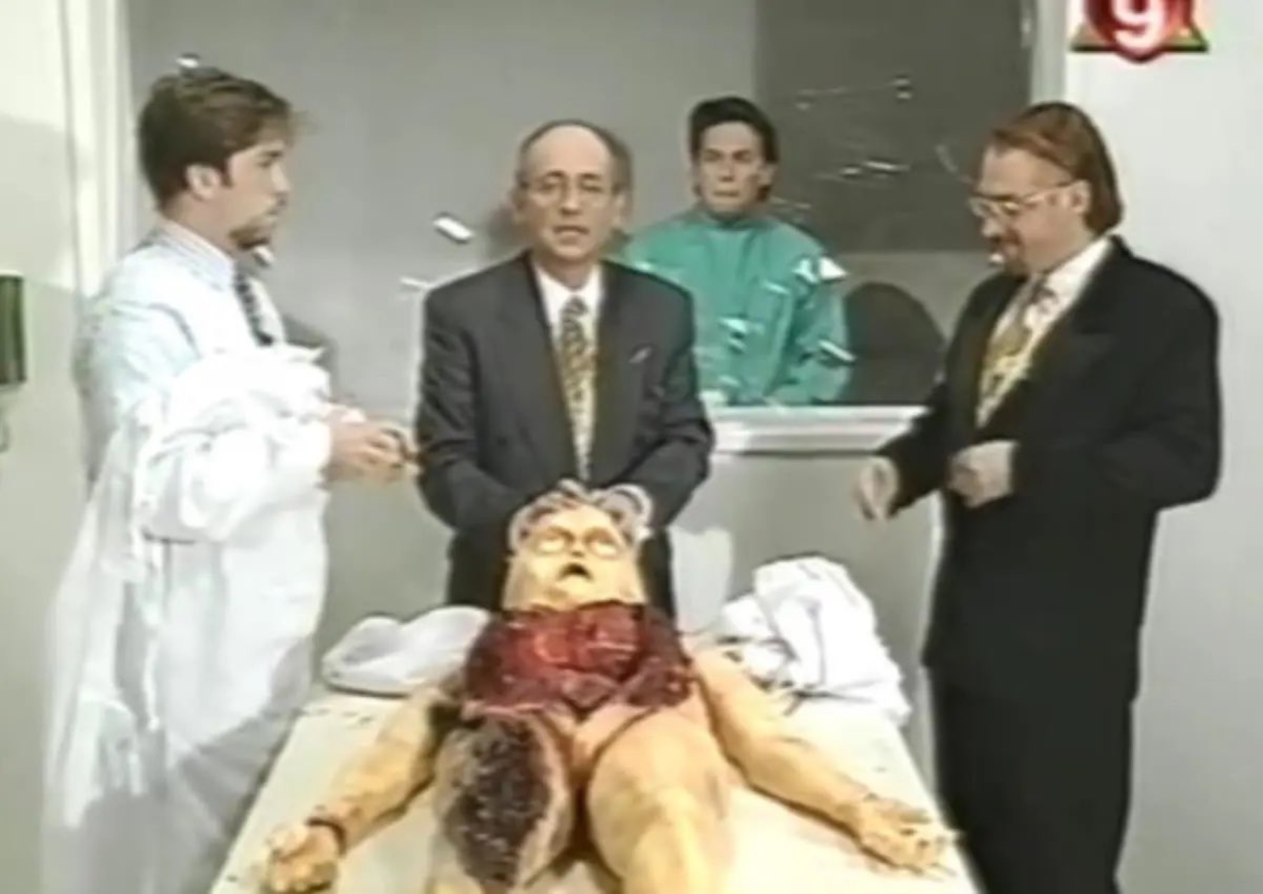 Chiche Gelblung realizó una autopsia ficticia a un extraterrestre en su programa
