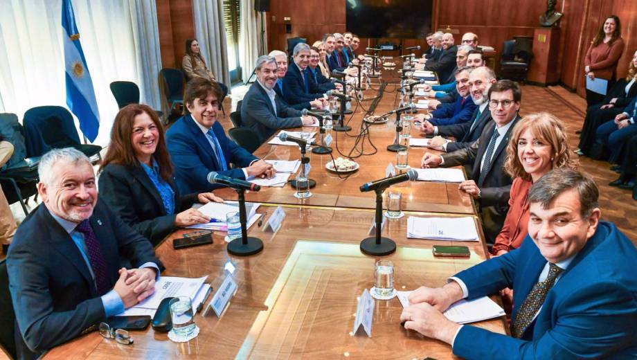 Luis Caputo se reunión con Economías de las provincias. 