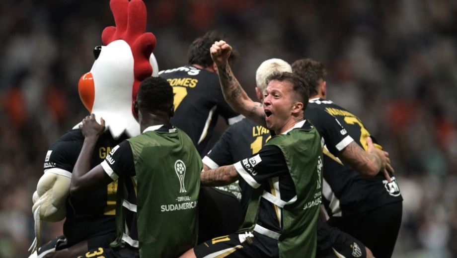 El Galo, mascota del Atlético, arrastró al pez, símbolo del Santos. 