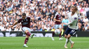 El Aston Villa le ganó al Tottenham con un golazo de Emiliano Buendía