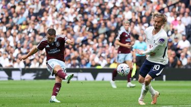 El Aston Villa le ganó al Tottenham con un golazo de Emiliano Buendía
