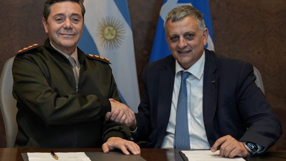 Carlos Presti y Horacio Marín sellaron el convenio que garantiza la provisión de combustibles y la cooperación logística entre Defensa e YPF. (Foto: ministerio de Defensa)