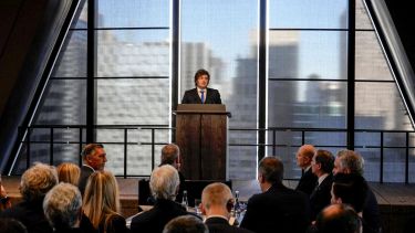 Javier Milei viaja a París con 13 gobernadores para negociar el Presupuesto 2027 y la eliminación de las PASO