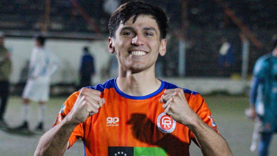 Marcos Gudiño, lateral derecho, le dio la victoria a Deportivo Roca ante Atlético Regina en el Luis Maiolino. (Foto: Prensa Deportivo Roca)