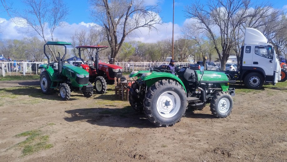 Tractores Lamarque presente en el circuito de exposiciones rurales de la provincia de Río Negro.