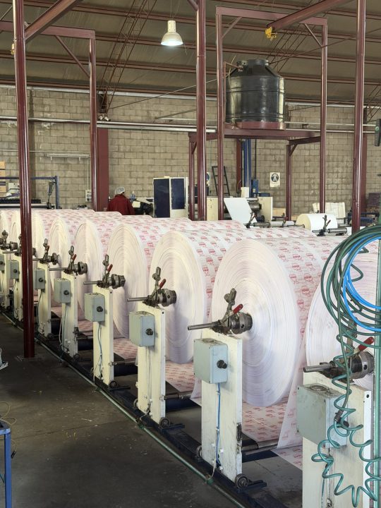 La empresa mendocina procesa 1.500 toneladas de papel al año.