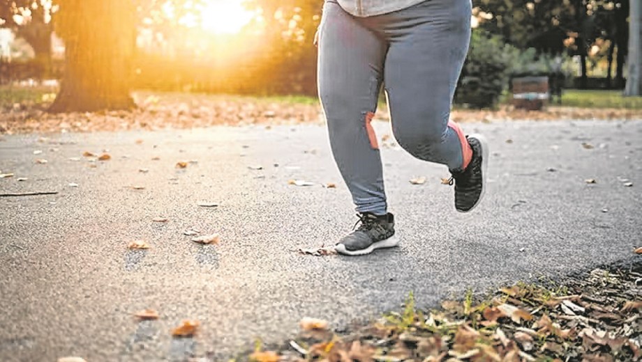 “Quiero hacer más ejercicio” es demasiado impreciso. En cambio, “voy a caminar 20 minutos después del almuerzo” establece qué hacer, cuándo y durante cuánto tiempo.
