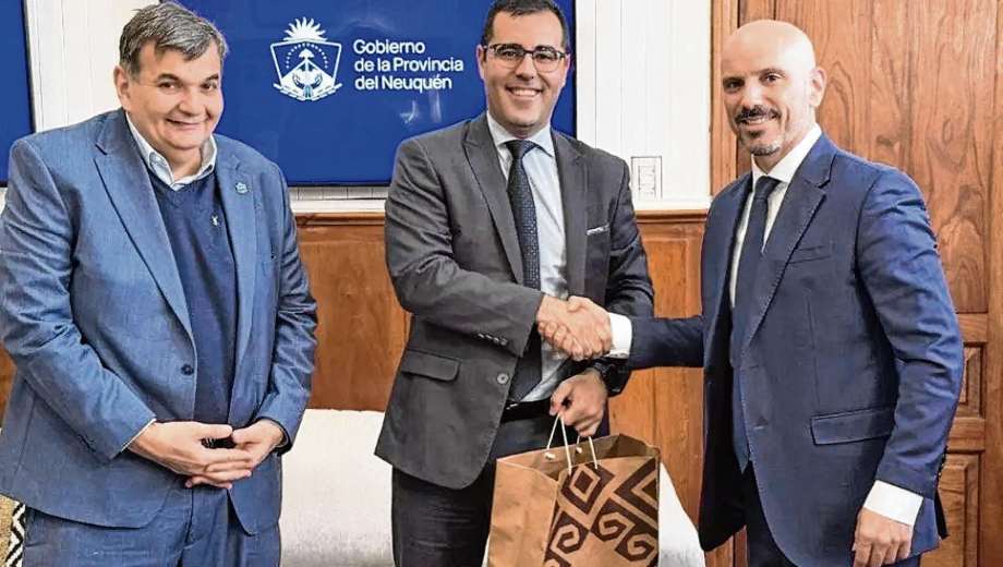 Francisco Gabriel San Roman Gomez es el consul de España en Bahía Blanca y estuvo en Neuquén para gestionar una delegación itinerante (Neuquén informa)