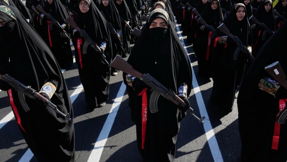 Mujeres iraníes armadas con fusiles de asalto marchan durante la movilización en Teherán, en el marco de la campaña oficial de reclutamiento civil. (Foto: AP)