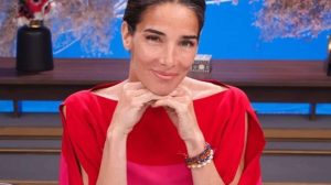 Rojo y fucsia: la apuesta de Juana Viale por el color block esta primavera