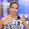 Imagen de El vestido floral de Juana Viale en Almorzando: asimetría y el contraste del moño turquesa en la espalda