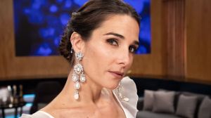 El look total white de Juana Viale en Almorzando: top halter, pantalón sastrero y bailarinas negras