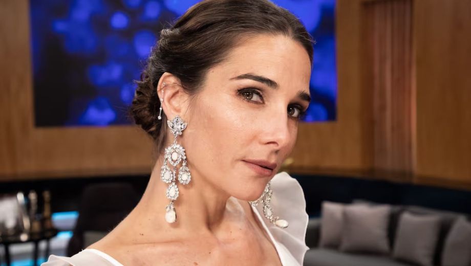 El look total white de Juana Viale en Almorzando con Juana.-