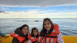 Dos pequeñas frente a las gigantes: cómo es salir a ver Ballenas en Las Grutas con dos nenas