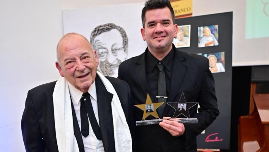 Leandro Rodríguez exhibe los dos galardones junto a Robero Emilio Goyeneche, el hijo del Polaco.