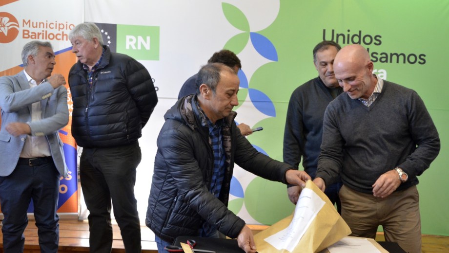 El gobierno provincial abrió sobres de la licitación de la repavimentación de la Ruta 82 y una red de agua en un barrio de Bariloche. Foto: Chino Leiva