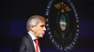 Luis Caputo sale a convencer a Wall Street mientras el FMI revisa las cuentas