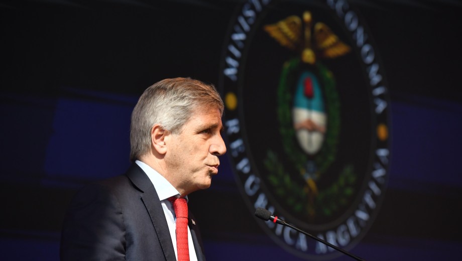 Luis Caputo sale a convencer a Wall Street mientras el FMI revisa las cuentas