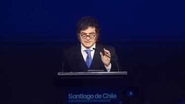 «Un gobierno de ladrones»: Javier Milei apuntó contra Pedro Sánchez por la inmigración «descontrolada» en España