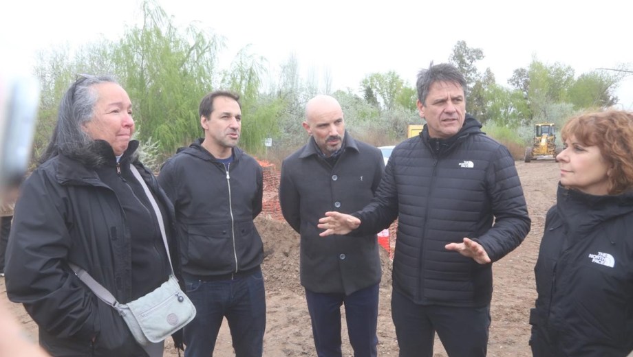 El intendente Mariano Gaido, la secretaria de Jefatura de Gabinete, María Pasqualini, y el ministro de Gabinete provincial, Juan Luis Ousset dialogaron con vecinas sobre el impacto del plan pluvial en Confluencia. (Foto: Municipalidad de Neuquén)