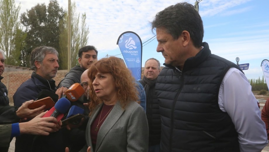 El intendente Mariano Gaido y la secretaria de Jefatura de Gabinete, María Pasqualini, durante el anuncio del plan de asfalto para el oeste de la capital. (Foto: gentileza)