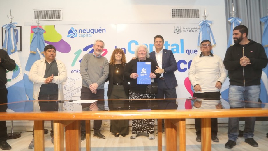 Un total de 45 familias de diversos barrios de la capital formalizaron este viernes la regularización de sus terrenos. (Foto: prensa municipalidad)