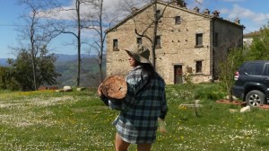 “Todos los días me levanto y digo gracias”: Martina restauró una antigua casa rural y se fue a vivir con su perro