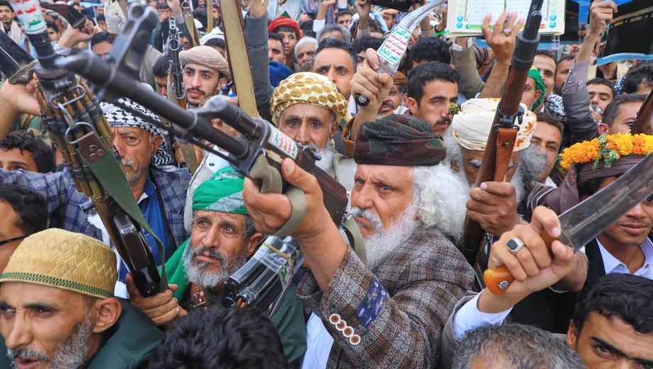 Seguidores de los rebeldes hutíes de Yemen levantan sus fusiles durante una manifestación en respaldo al grupo y para protestar contra la acusación de Arabia Saudita de que los hutíes tuvieron como objetivo La Meca, el sitio más sagrado del islam, en Saná, Yemen, el viernes 18 de septiembre de 2026. (Foto: AP)