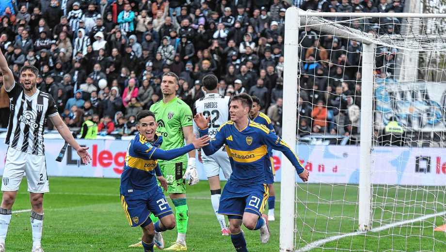 Zenón la desvió en el área y puso en ventaja a Boca en Mendoza. 