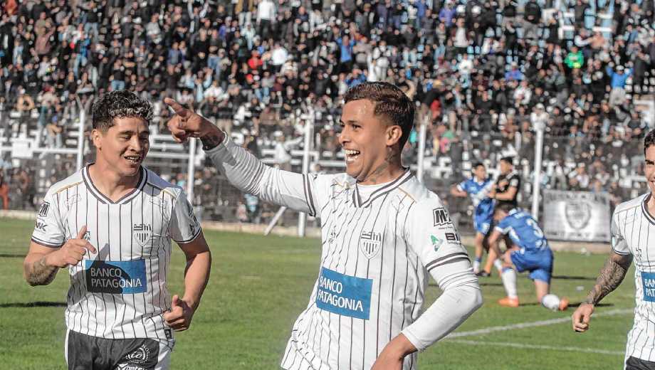 Cipolletti logró un triunfazo contra Alvarado con un gol de Nicolás Peralta. (Foto: Oscar Livera)