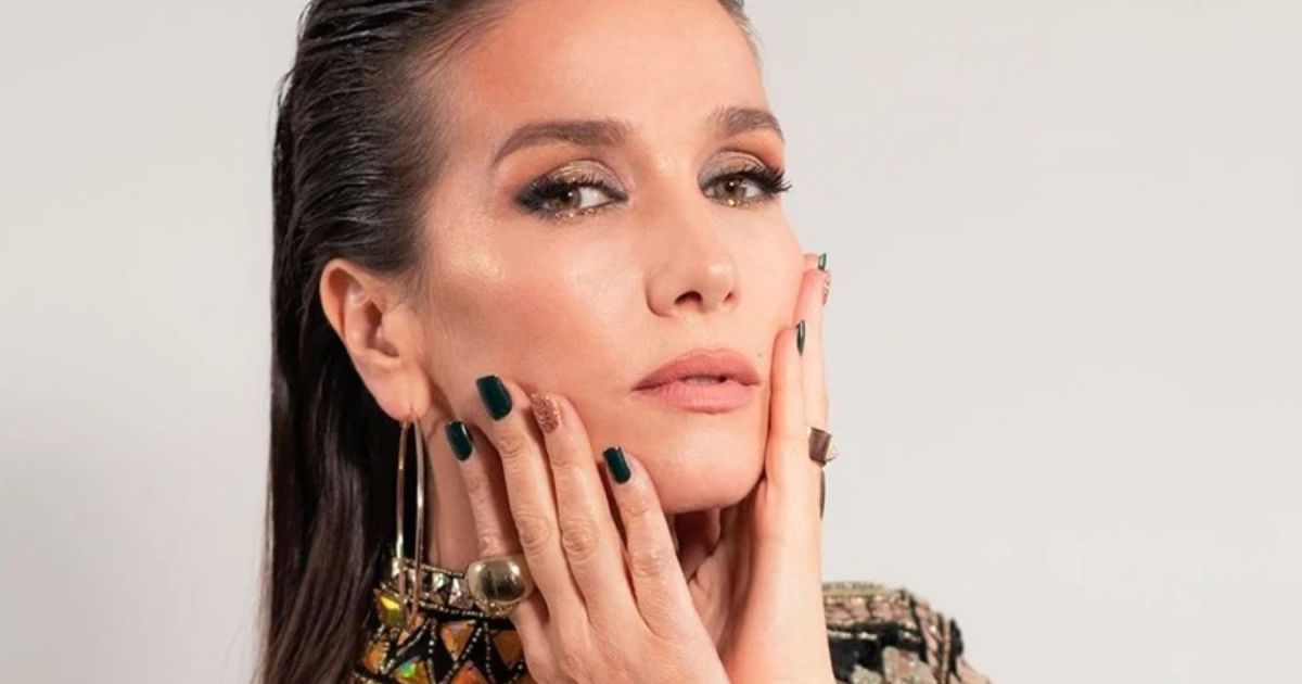 Natalia Oreiro lanza tendencia cottagecore con atuendo floral y deportivas