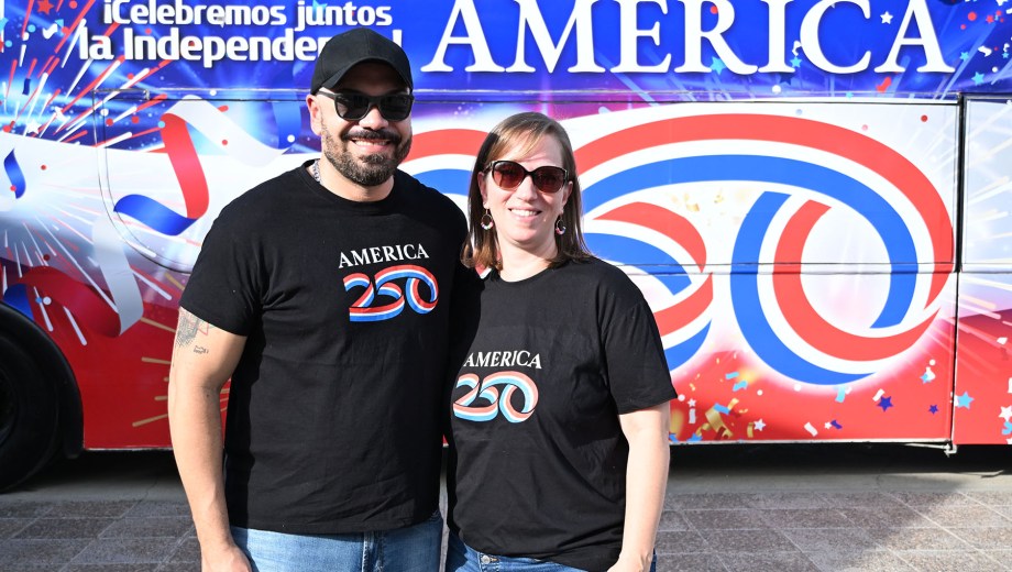 La agregada cultural adjunta de la Embajada de los Estados Unidos en Argentina, Laura Ettabbakh y el integrante de la delegación, Ricardo Wildman. (Florencia Salto)
