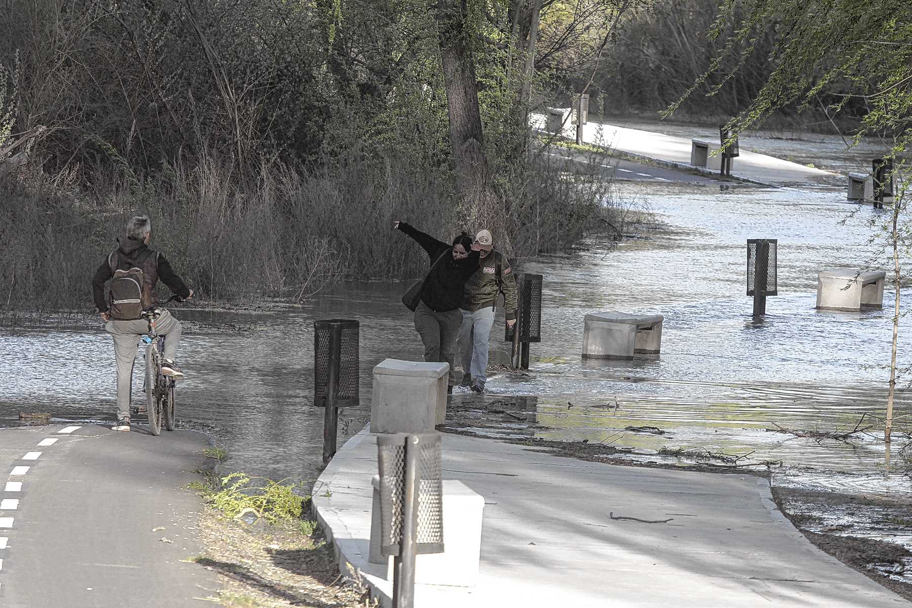 El río Neuquén presenta caudales elevados y alerta de crecidas