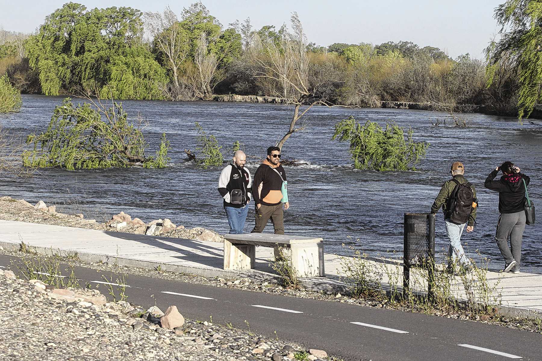 Monitoreo de la crecida del río Neuquén en Centenario y Vista Alegre