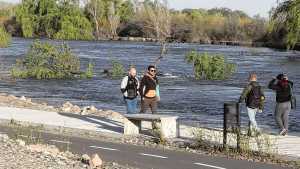 Monitorean la crecida del río Neuquén en las zonas costeras de Centenario y Vista Alegre