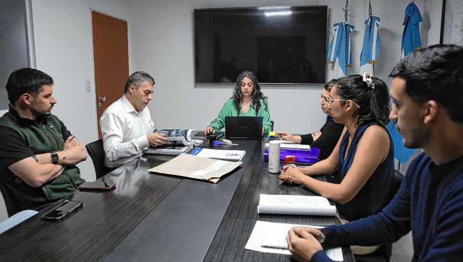 La apertura de sobres por el gerenciamiento de la Fiesta de la Confluencia, tuvo un solo oferente (foto Emiliano Ortiz)