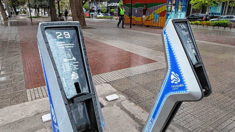 En el bulevar del microcentro ya se cuenta con cargadores eléctricos (foto Emiliano Ortiz)