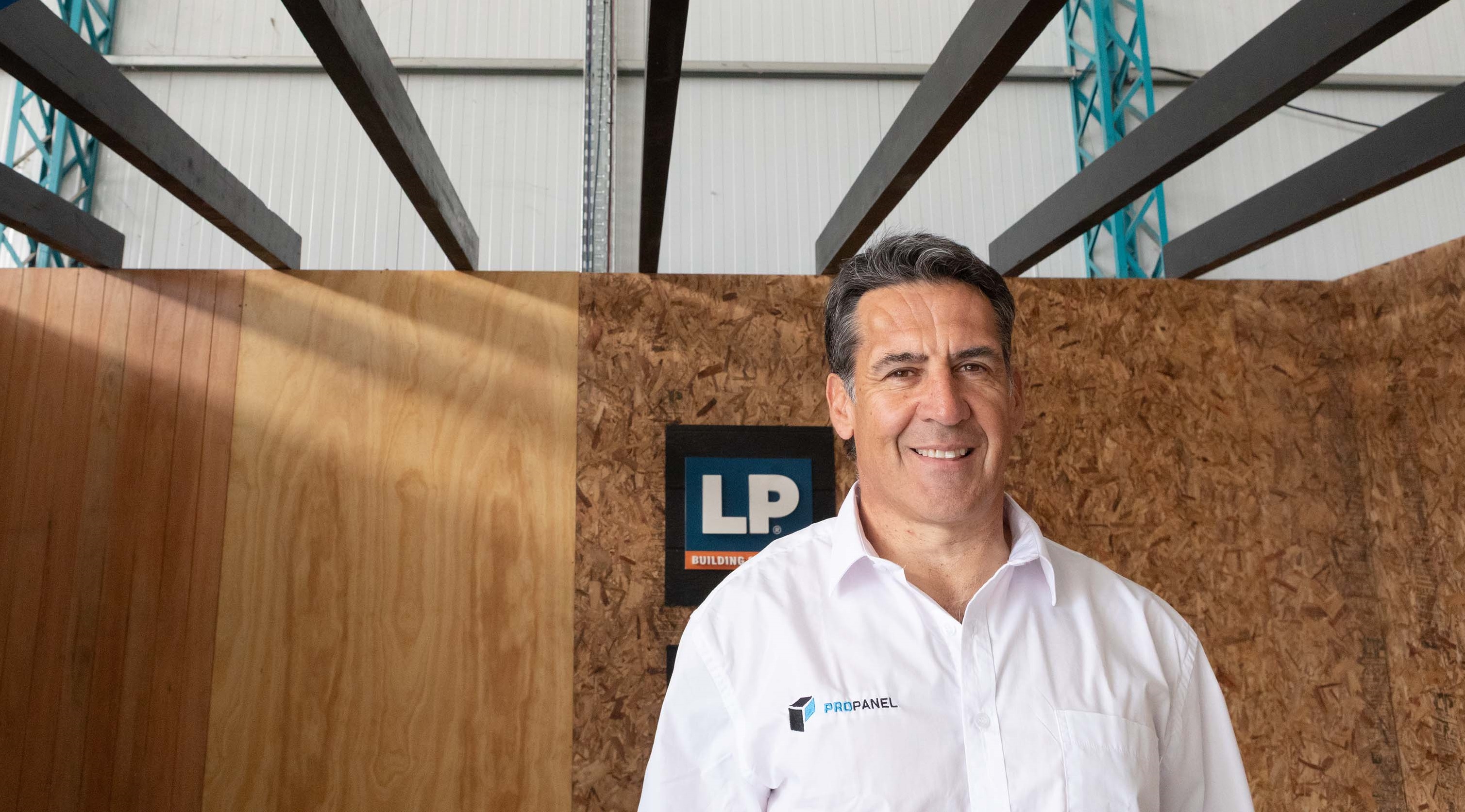 De hachar leña a construir viviendas sustentables: la historia de Luis Perata