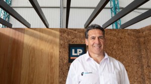 Hachaba rollizos misioneros para vender leña en Neuquén, y hoy sueña con transformar la forma de construir en Argentina
