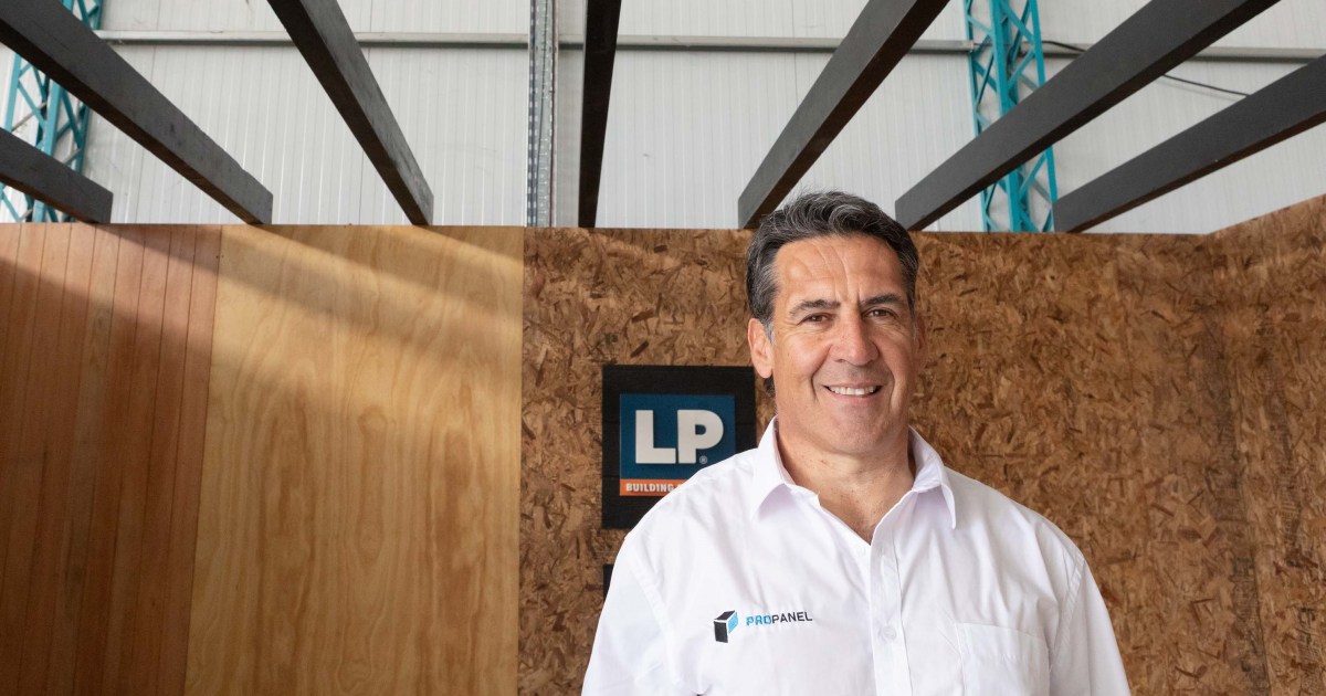 De hachar leña a construir viviendas sustentables: la historia de Luis Perata