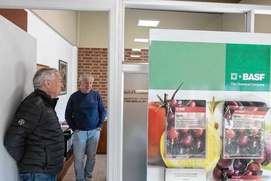 Jorge y Fernando son quienes hoy dirigen los destinos de Somaruga Agro.