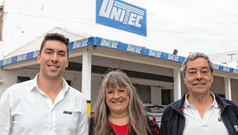 Juan, Nora y Fernando, en la planta industrial de UNITEC Argentina, ubicada en Río Negro. Es la única fábrica de la firma europea fuera de Italia. Foto: Emiliano Ortiz.