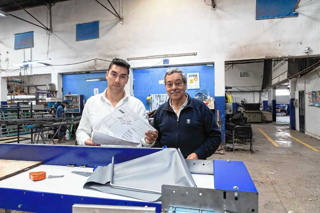 Juan y Fernando, hijo y padre respectivamente, en la planta industrial ubicada en el Alto Valle.