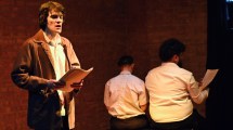 Imagen de Teatro en Neuquén sobre La noche de los bastones largos, en la Feria del Libro