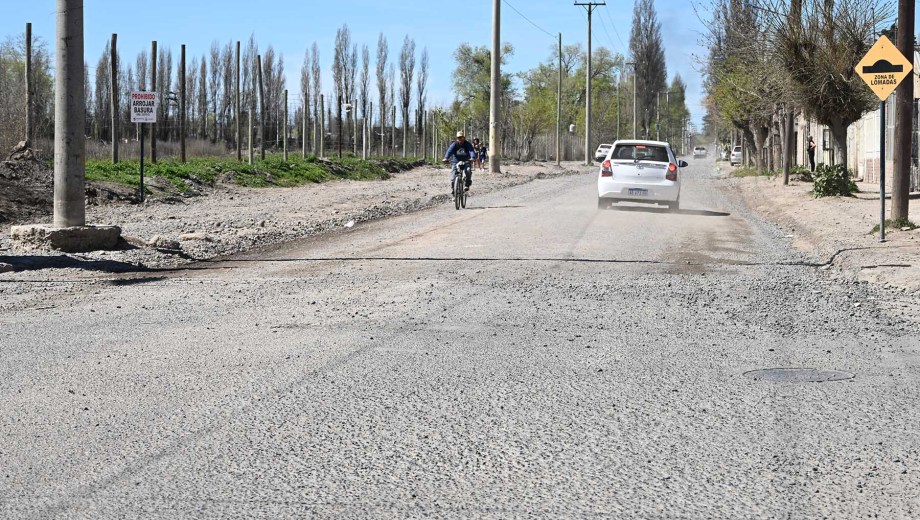 La Chocón, en inmediaciones al paseo costero nuevo, tendrá asfalto el año que viene (foto Florencia Salto)