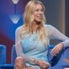 Imagen de El mini vestido celeste pastel de Nicole Neumann: encaje, transparencias y el quiebre con calzado bordó