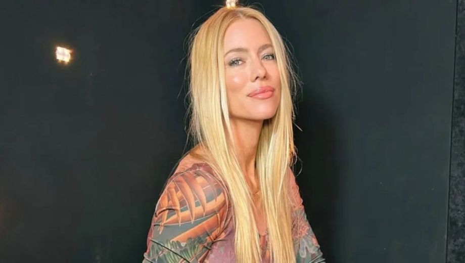 El vestido dorado que eligió Nicole Neumann.-
