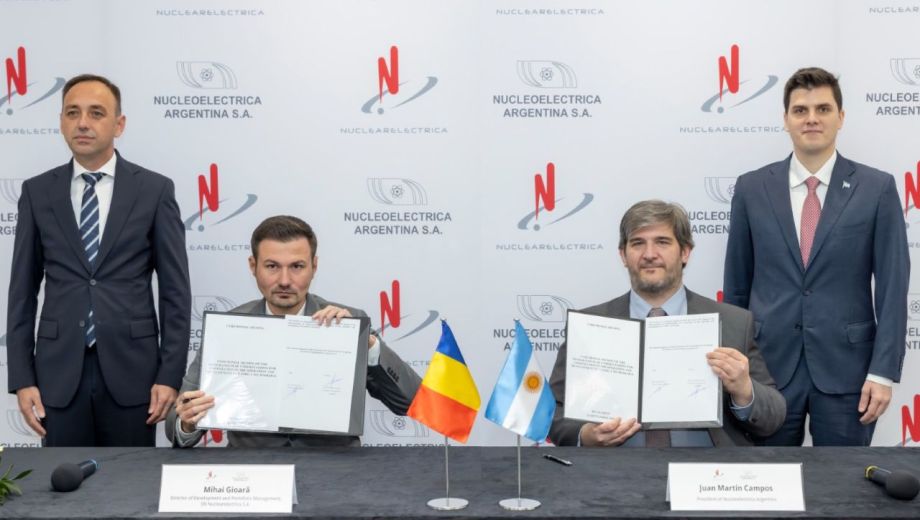 Autoridades de ambas entidades durante la firma del convenio. Foto: Nucleoeléctrica Argentina.