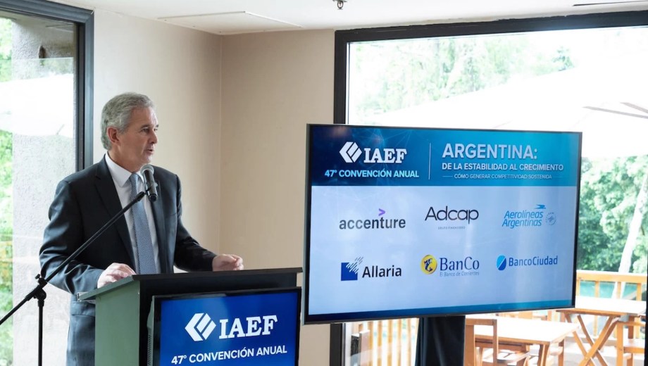 El canciller Pablo Quirno durante su exposición en la 47° Convención Anual del IAEF, donde advirtió a empresas petroleras en Malvinas sobre posibles sanciones. (Foto: gentileza)