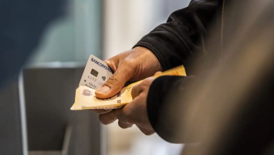 Pago de salarios a estatales en la Patagonia.-